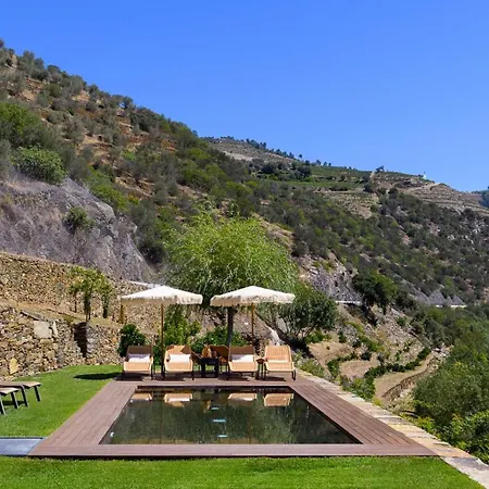 Riverfront Douro With Pool In Wine Region