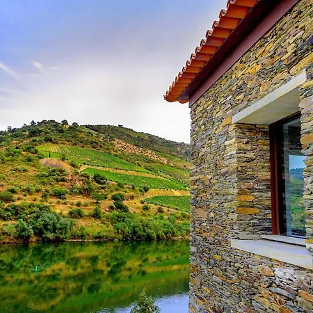 Riverfront Douro With Pool In Wine Region